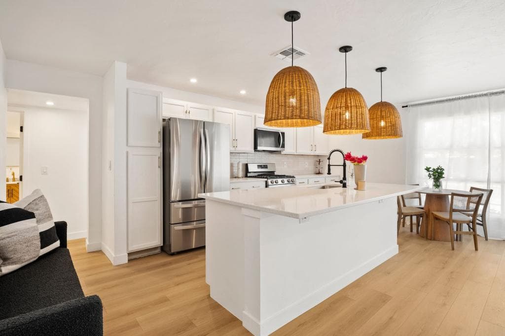 Hampton Luxury House — 3530 E Hampton St